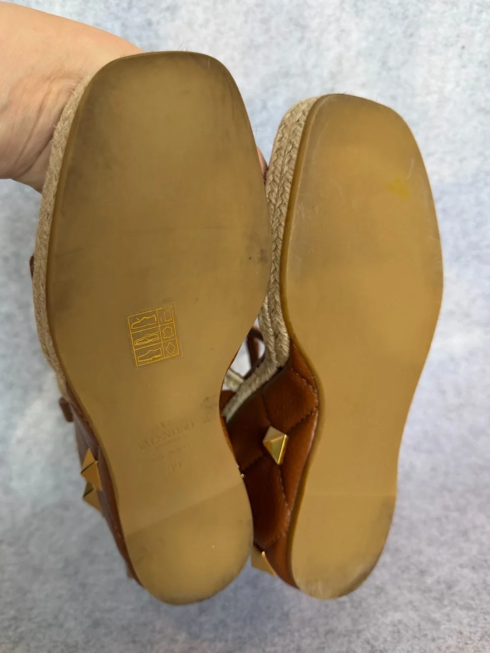 •4 Valentino Garvani Roman Stud Quilted Wedge Espadrille Sandals 39